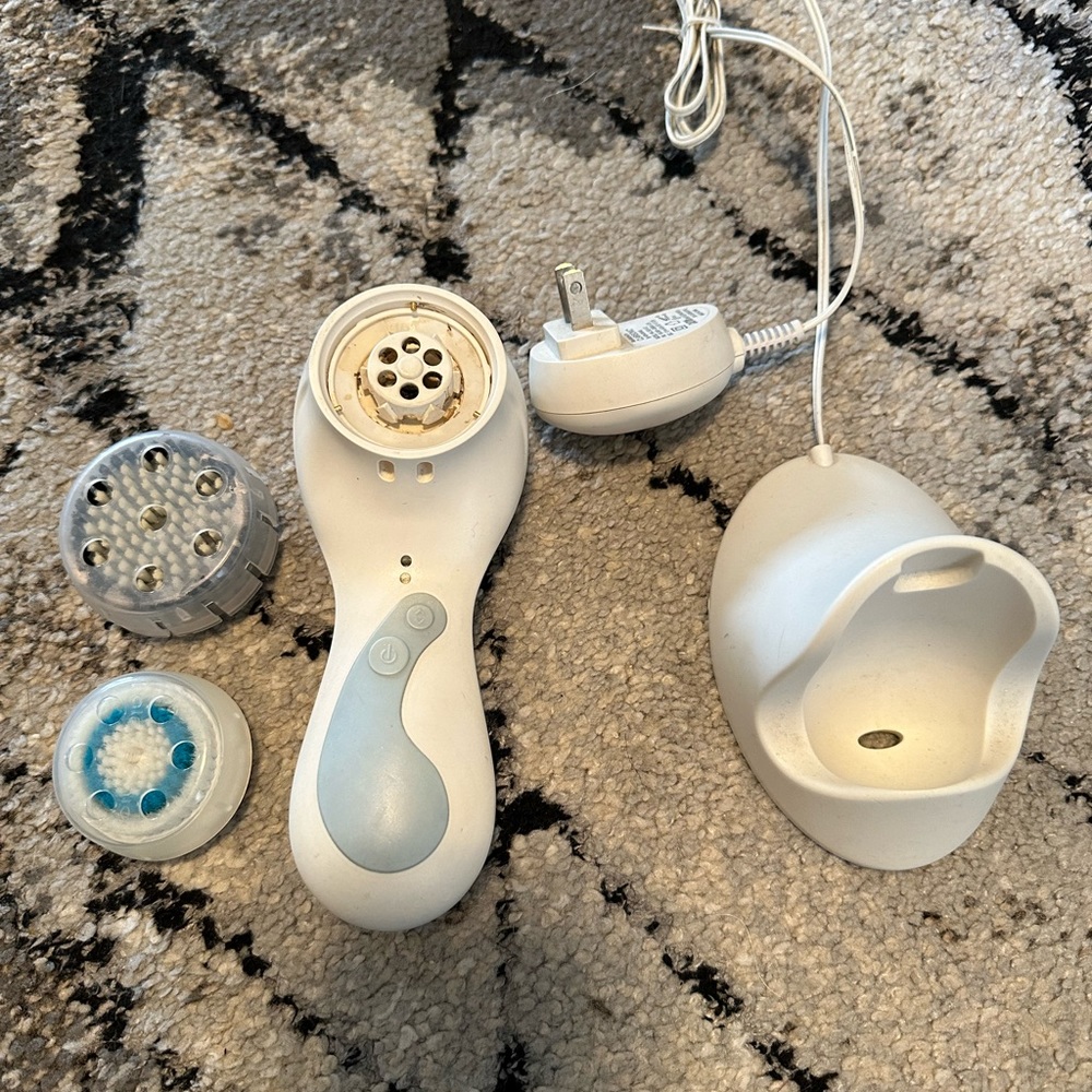 Clarisonic Pro with 1 face brush & 1 body brush
